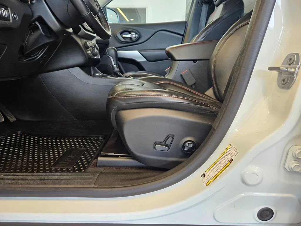 Used 2018 White Jeep Trailhawk image 16