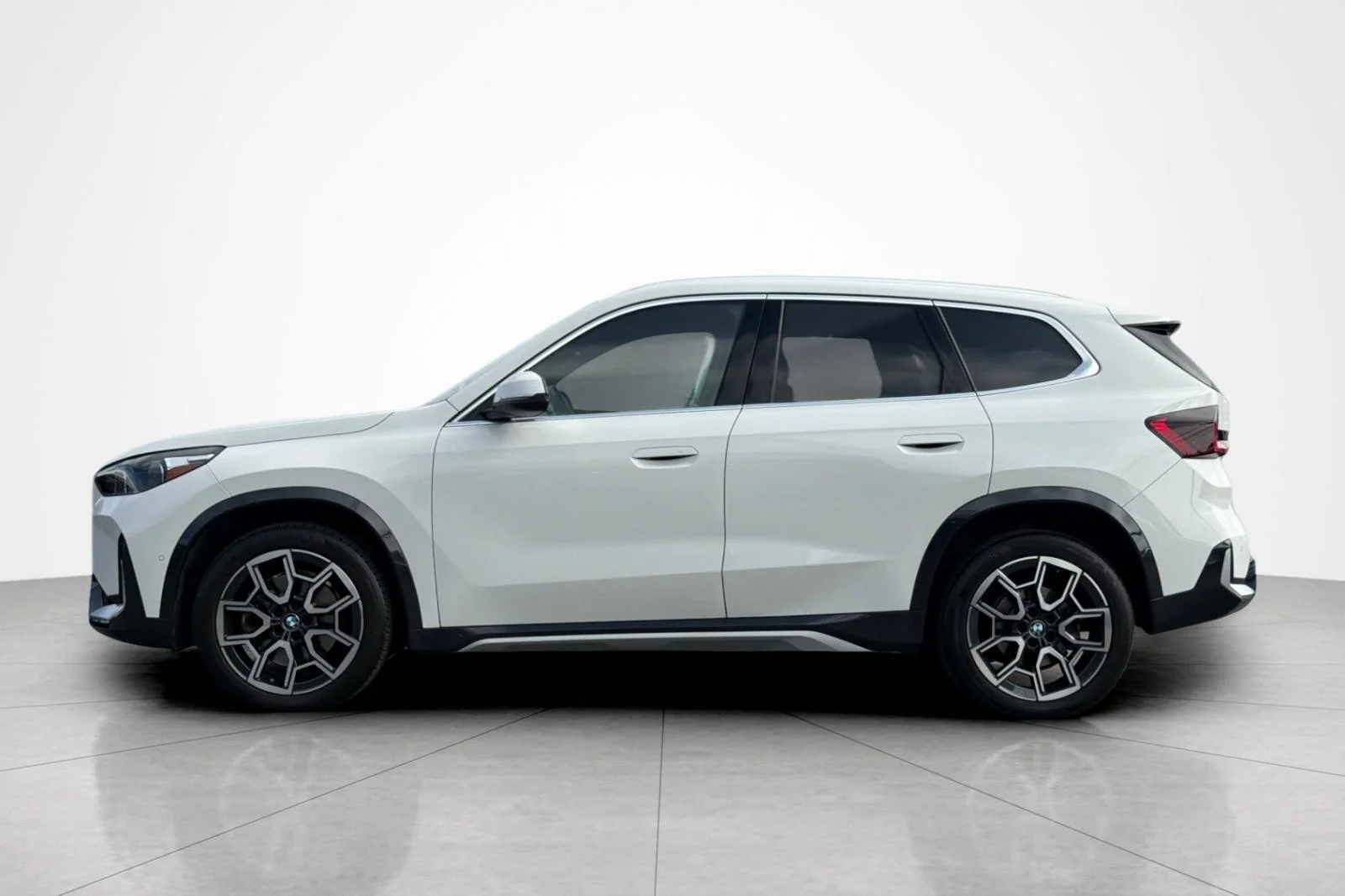 Used 2025 Alpine White BMW xDrive28i image 2