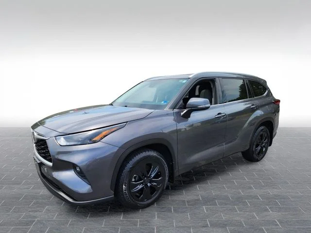 Used 2022 Gray Toyota XLE image 3