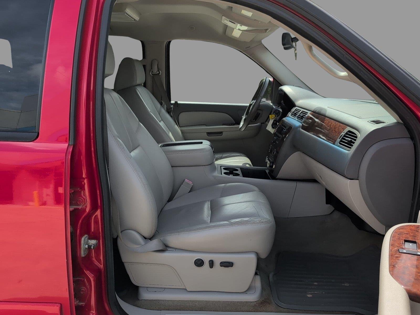 Used 2008 VICTORY RED Chevrolet LTZ image 17