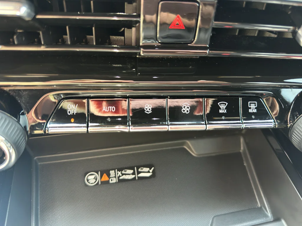 Used 2025 Iridescent Pearl Tricoat Chevrolet High Country image 28