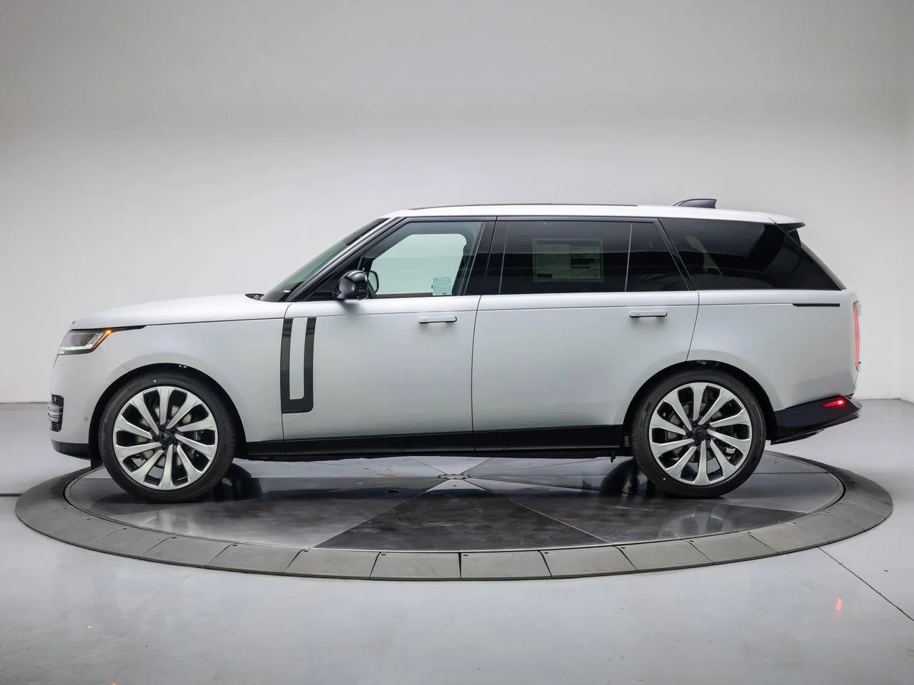 New 2026 Ethereal Frost Satin Land Rover Autobiography LWB image 2