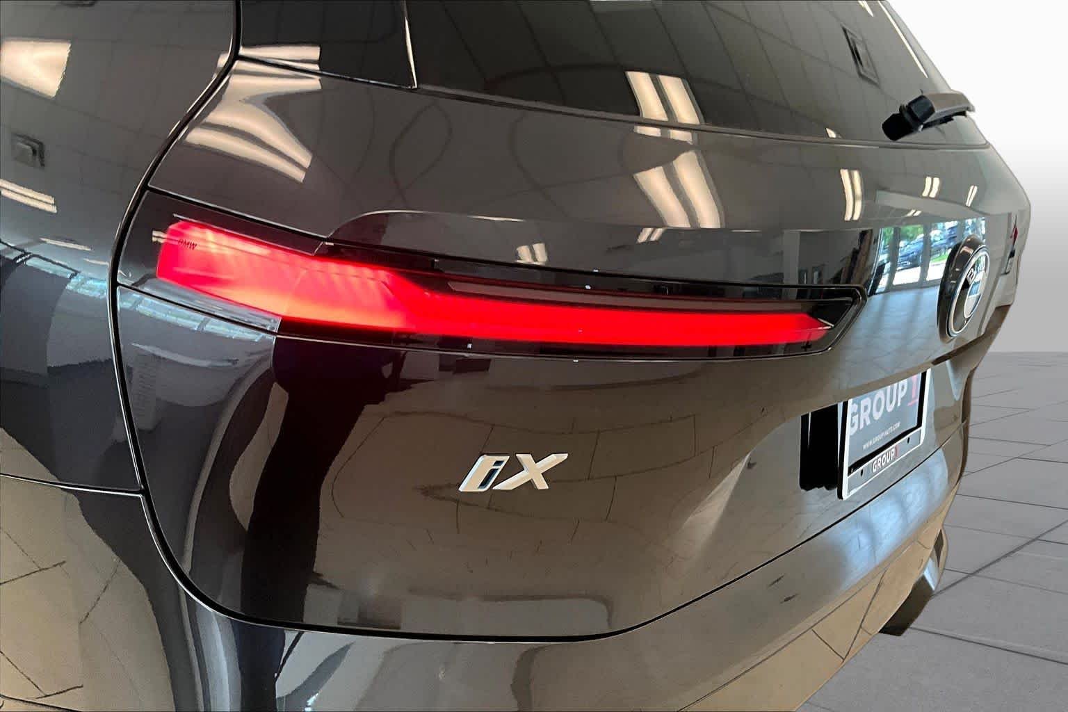 Used 2024 Dark Graphite Metallic BMW xDrive50 image 28