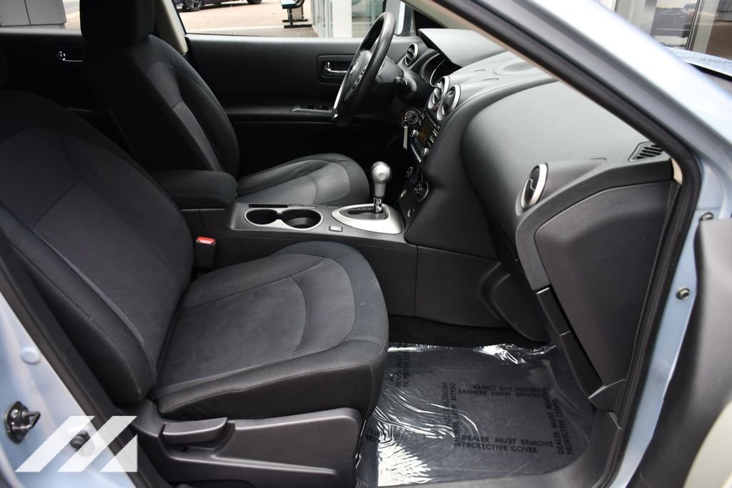 Used 2013 Blue Nissan S image 28