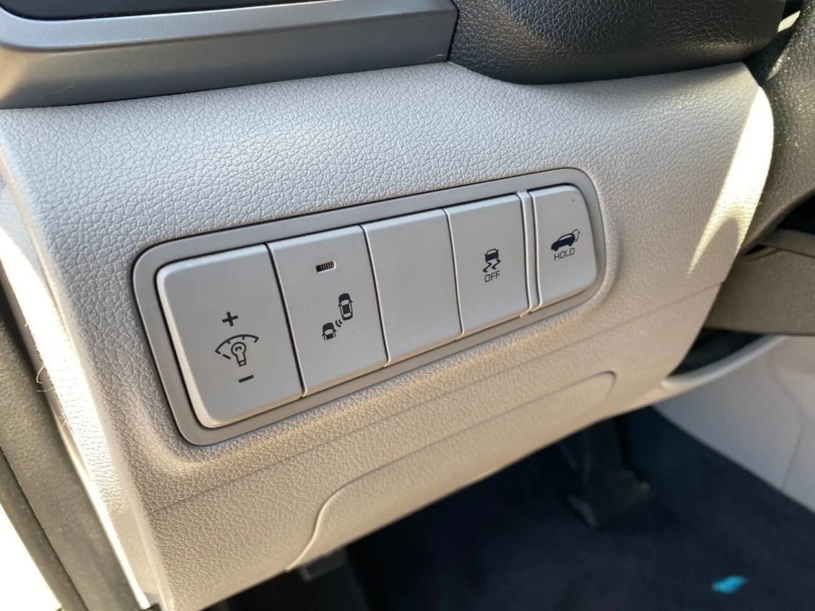Used 2018 Molten Silver Hyundai Value image 32