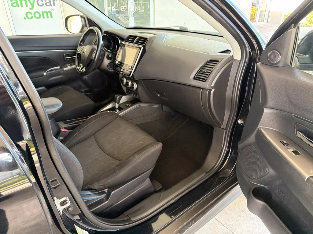 Used 2020 Black Mitsubishi  image 17