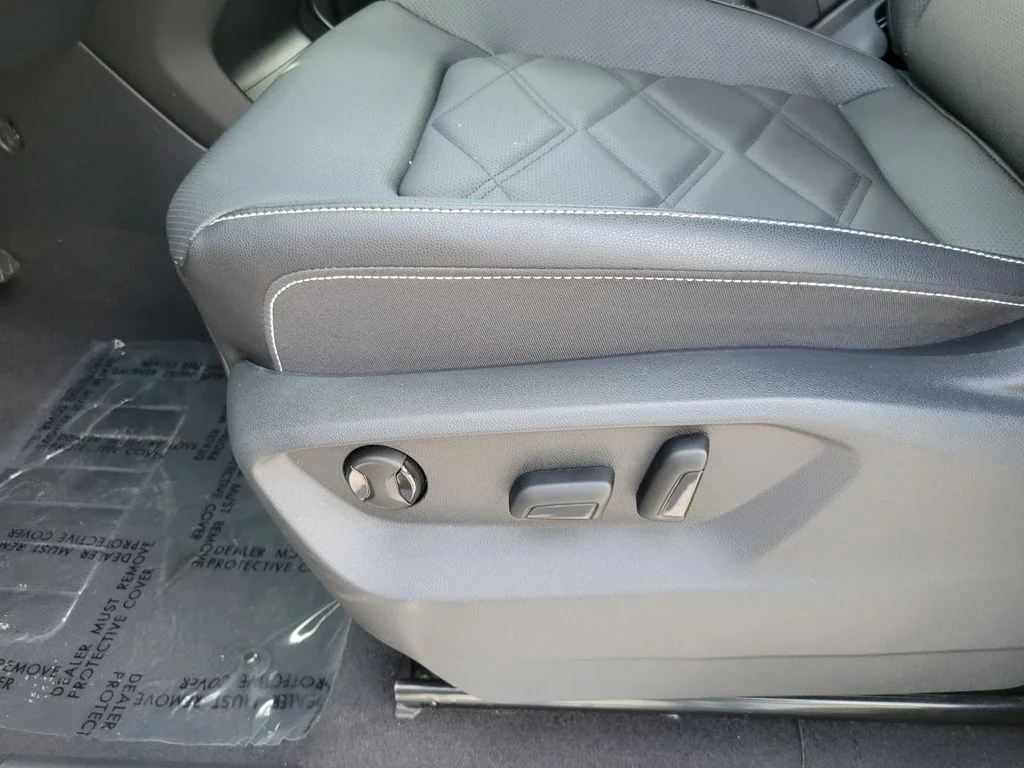 Used 2026  Volkswagen SE w/Technology image 12