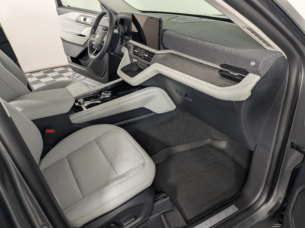 New 2026 CARBONIZED GRAY METALLIC Ford Platinum image 16