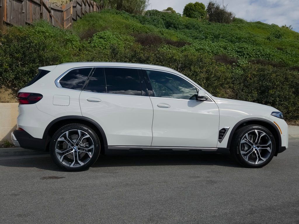 New 2026 Alpine White BMW xDrive50e image 4