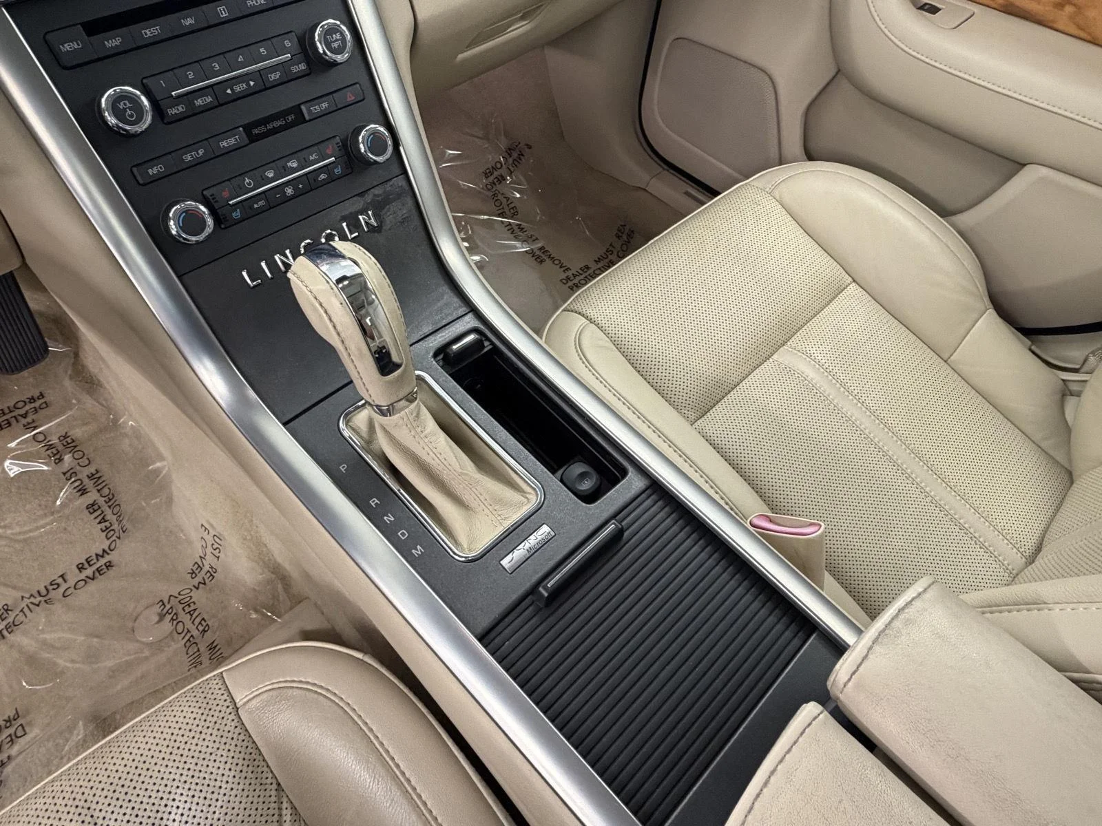 Used 2011 White Platinum Metallic Tri-Coat Lincoln Base image 18