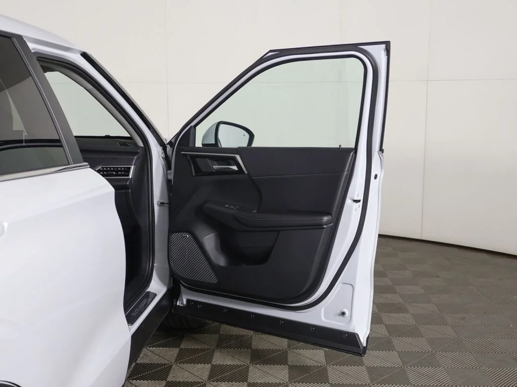 New 2026 White Mitsubishi SE image 22