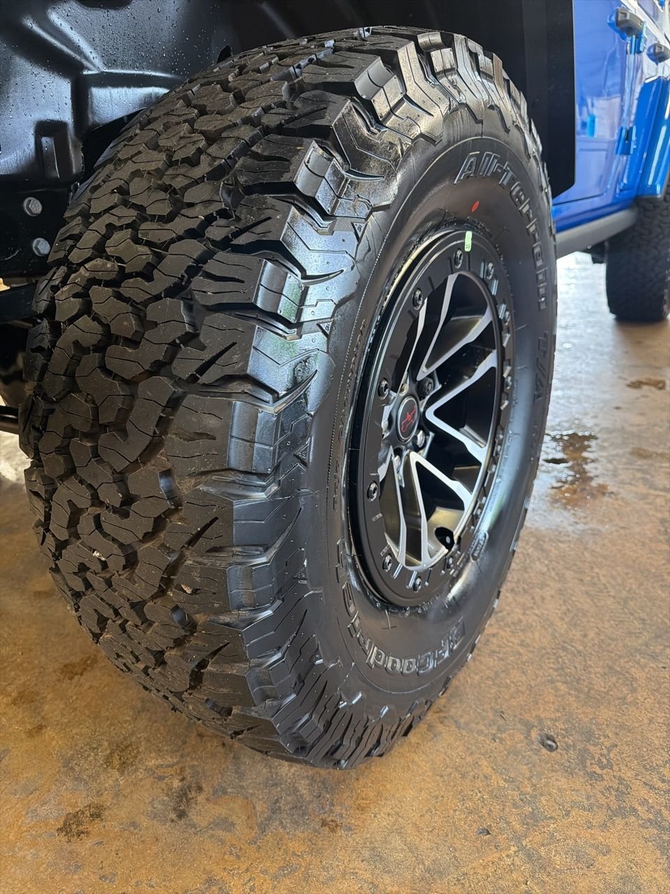 New 2026 Hydro Blue Pearl-Coat Exterior Paint Jeep Rubicon X image 11