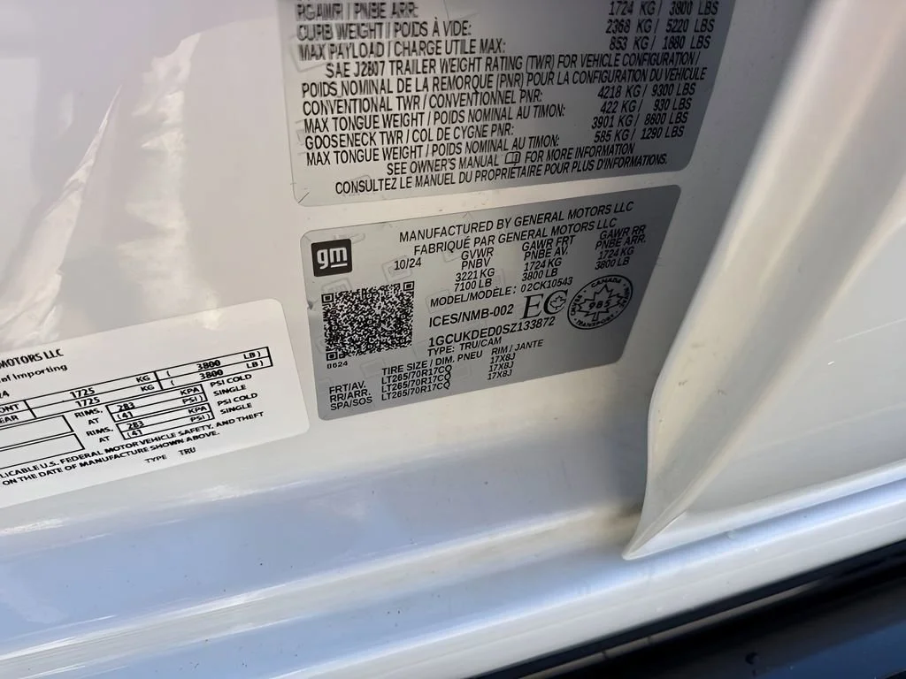 Used 2025 Summit White Chevrolet LT image 32
