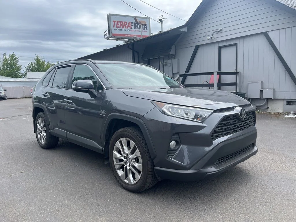 Used 2019 Gray Toyota XLE Premium image 1