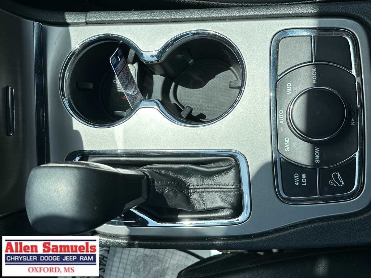 Used 2022 Bright White Clearcoat Jeep Limited image 31