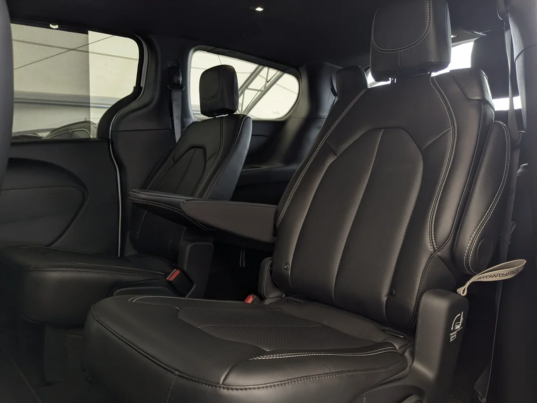 New 2026 White Chrysler Select - - AWD - 3.6L Pentastar V6 - Adaptive Cruise Control - Blind Spot Monitor & More! image 26