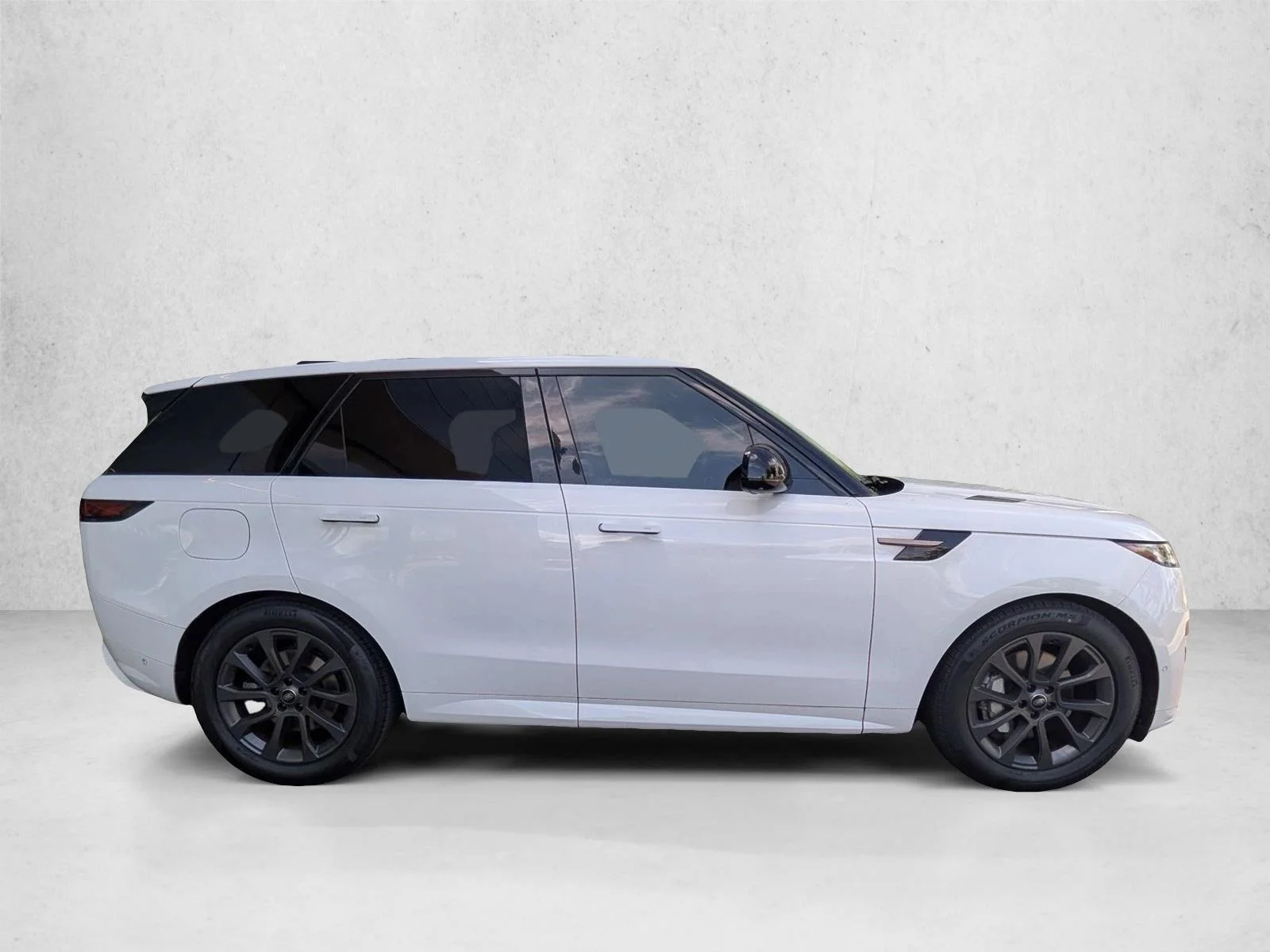 Used 2025 Fuji White Land Rover Dynamic SE image 4
