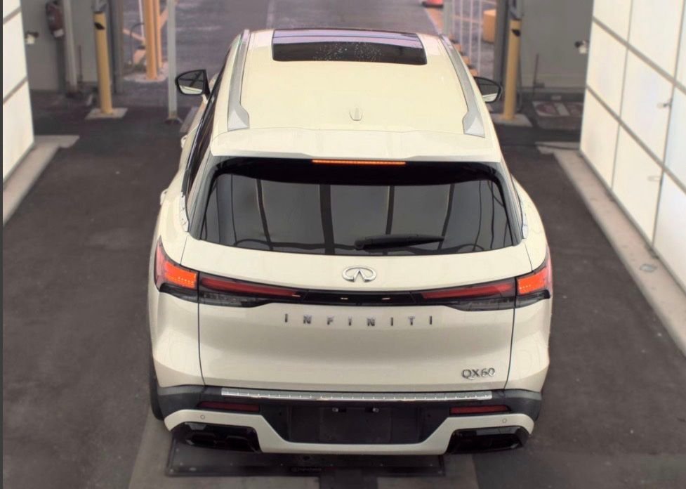 Used 2023 White INFINITI LUXE image 15