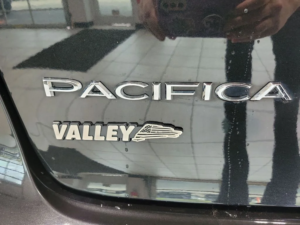 Used 2022 Black Chrysler Touring L image 12