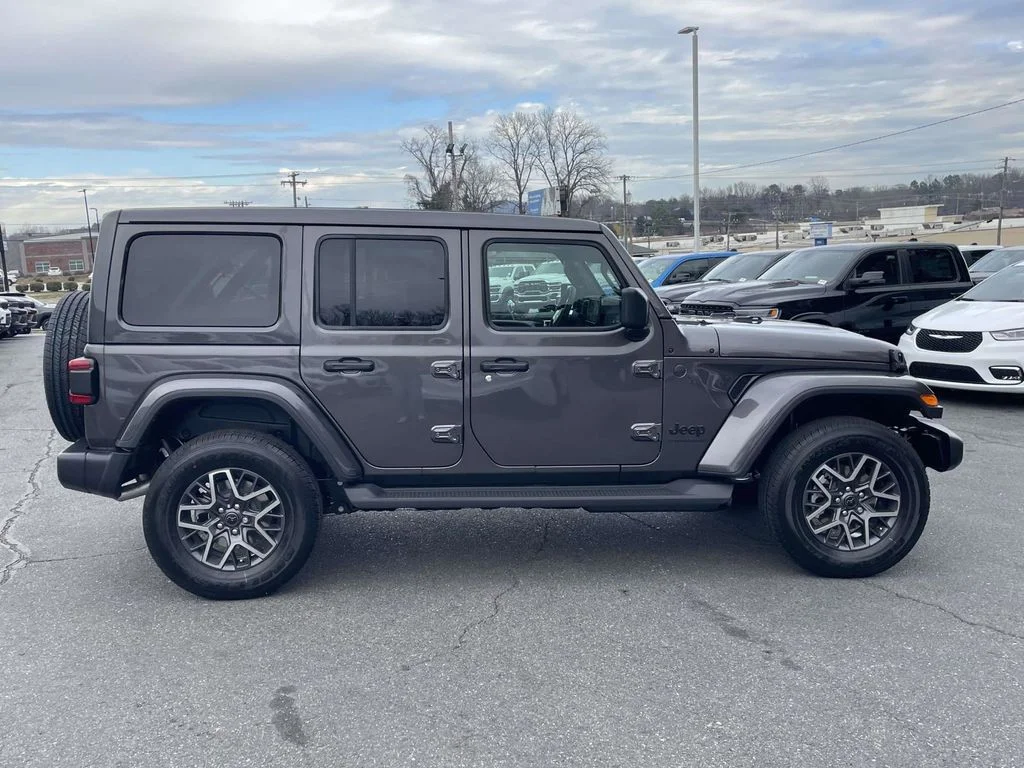 New 2026 Granite Crystal Metallic Clear-Coat Exterior Paint Jeep Sahara image 9