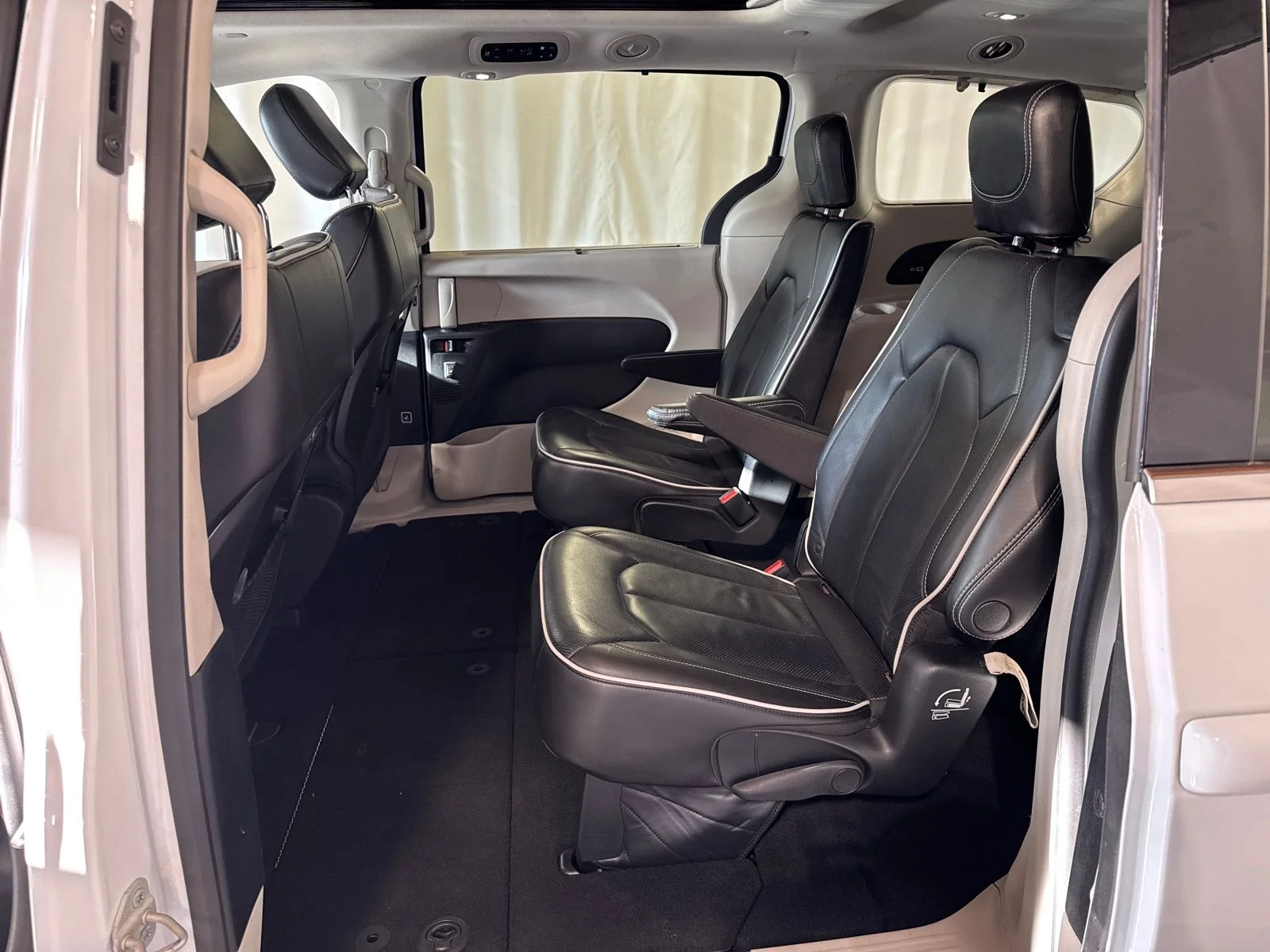 Used 2023 Bright White Clearcoat Chrysler Limited image 5