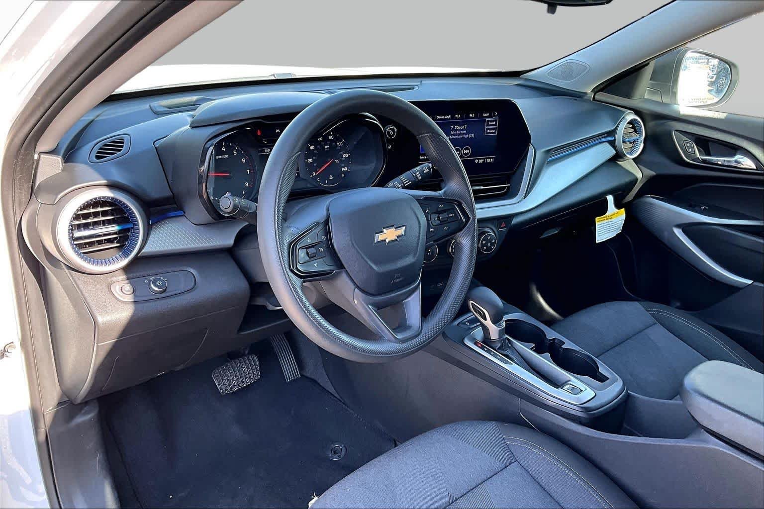 Used 2025 Summit White Chevrolet LS image 18
