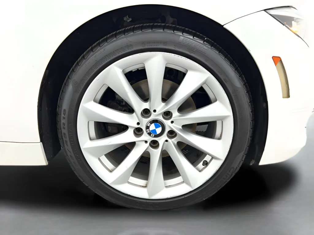 Used 2018 White Metallic BMW 320i xDrive image 41