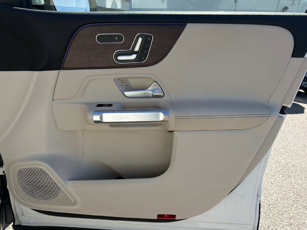 Used 2023  Mercedes-Benz GLB 250 image 14