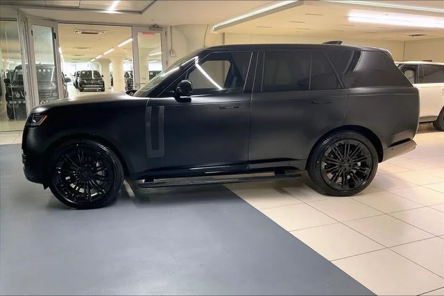 Used 2026 Obsidian Black SV Bespoke Ultra Metallic Satin Land Rover SE image 11