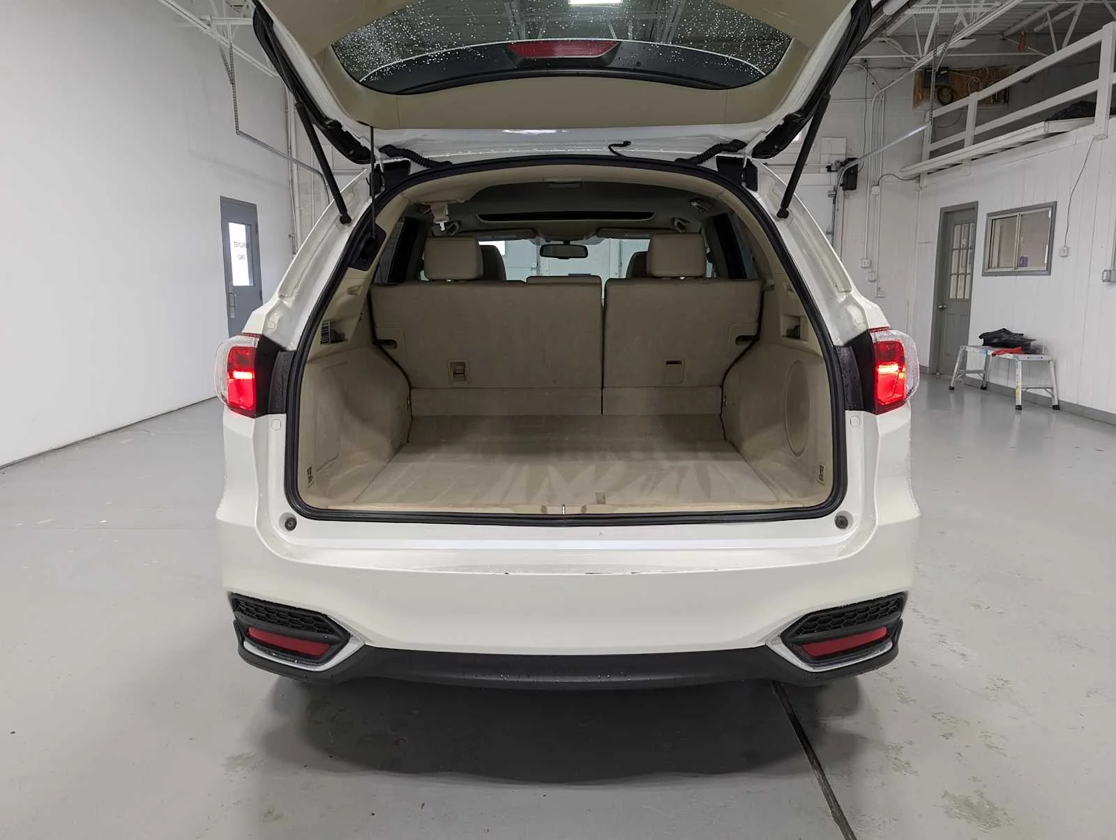 Used 2018 White Diamond Pearl Acura  image 39
