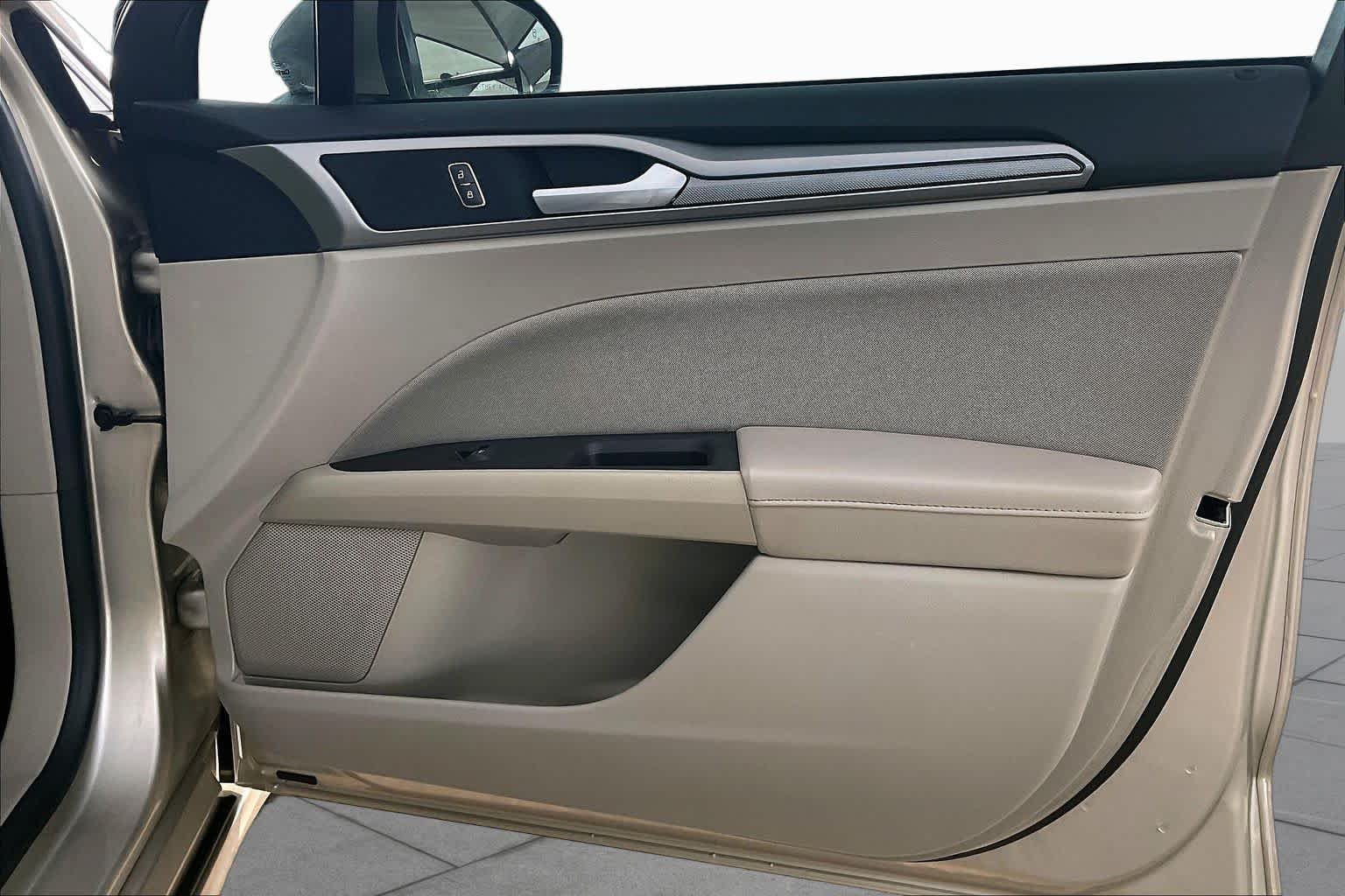 Used 2019 White Gold Metallic Ford SE image 23