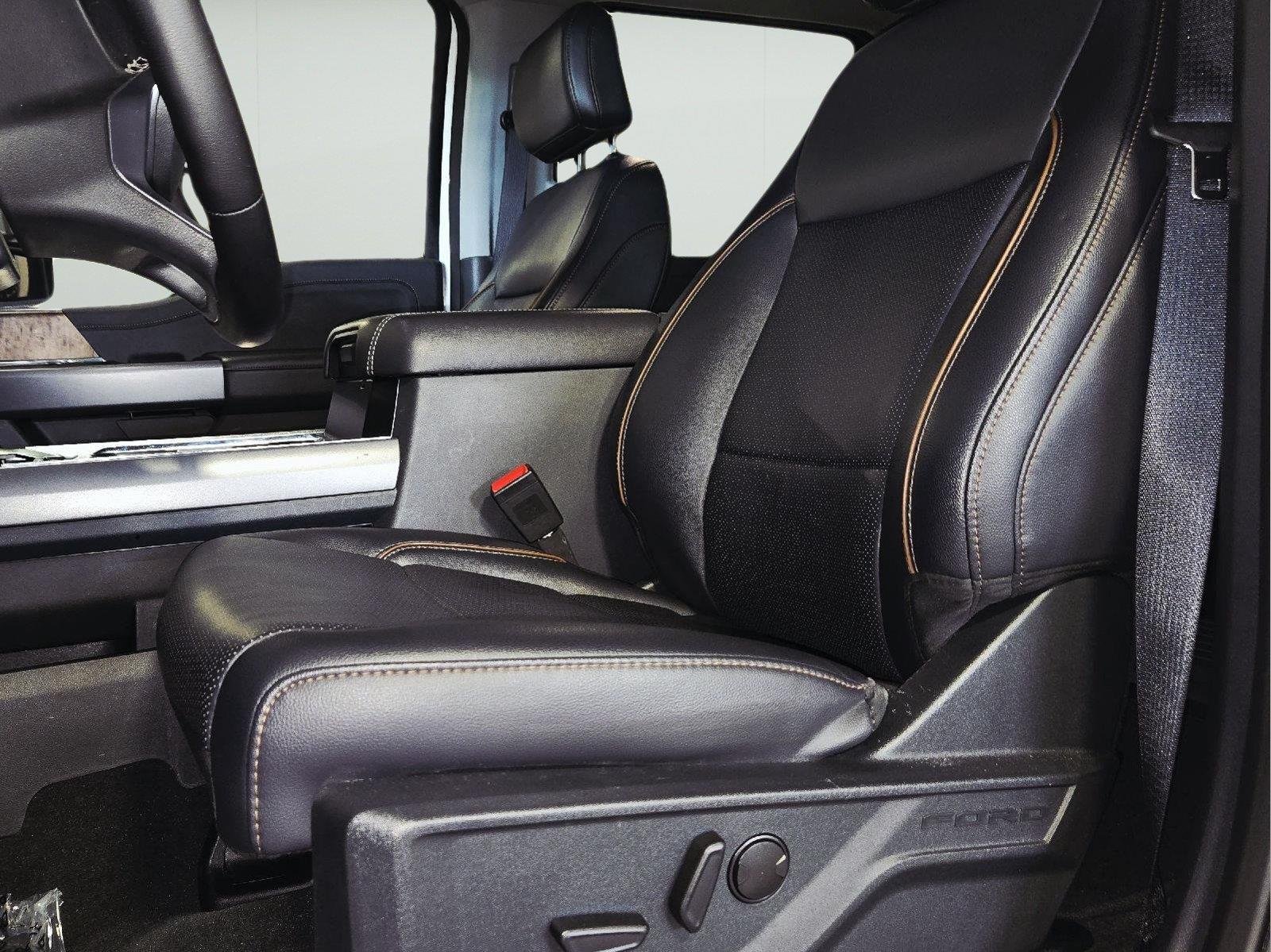 Used 2025 Oxford White Ford LARIAT image 48
