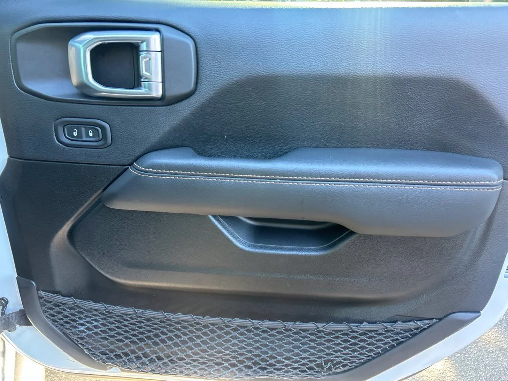 Used 2022 White Jeep High Altitude image 31
