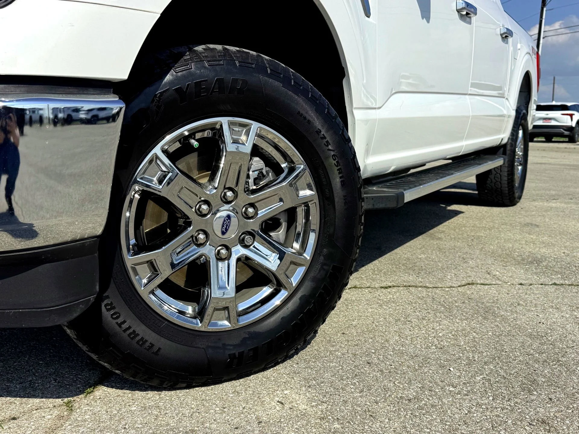 Used 2023  Ford Lariat image 2