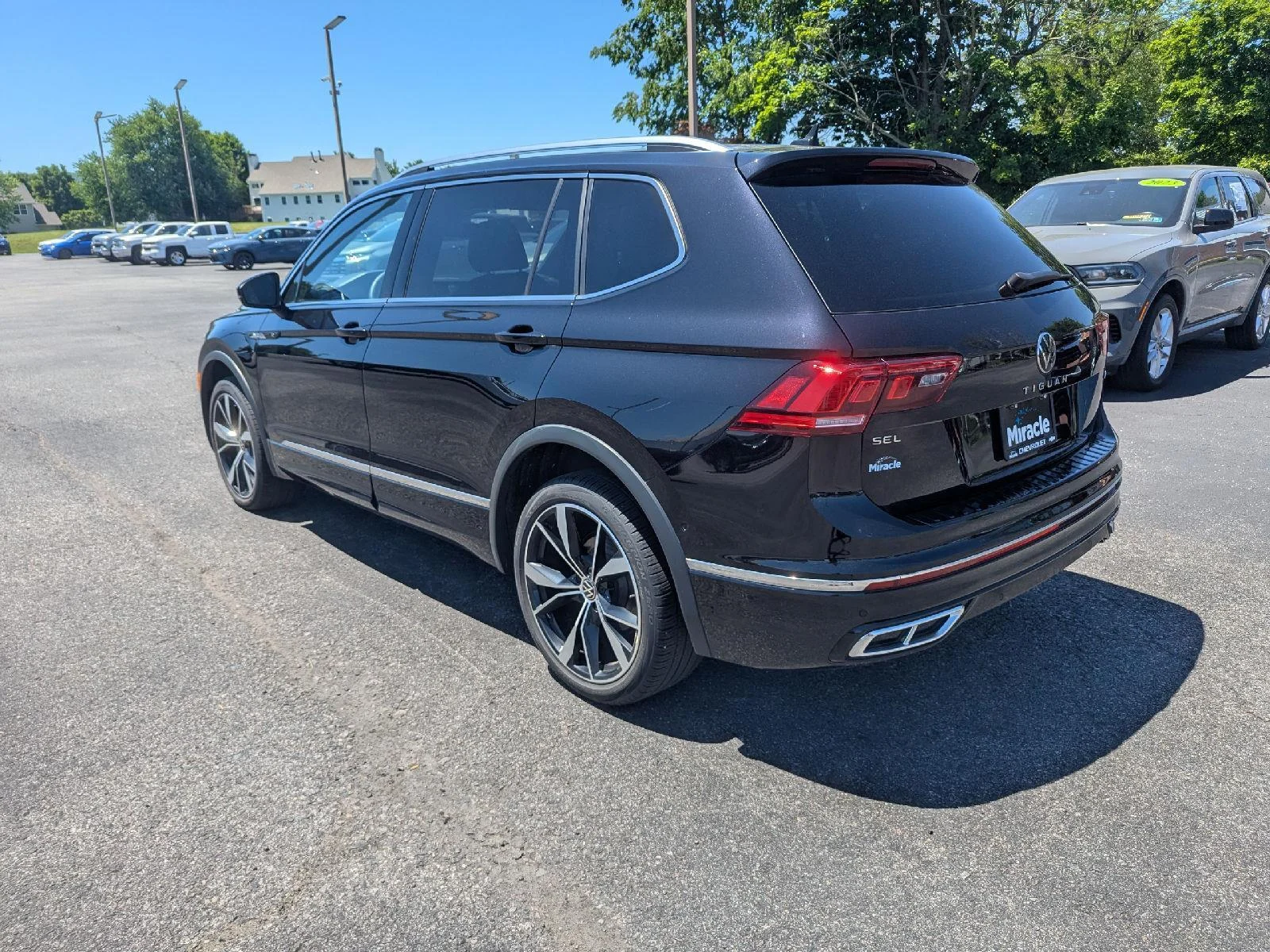 Used 2023 Black Volkswagen 2.0T SEL R-Line image 5
