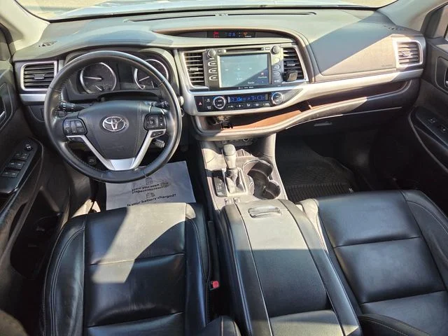 Used 2017 Silver Toyota XLE image 10