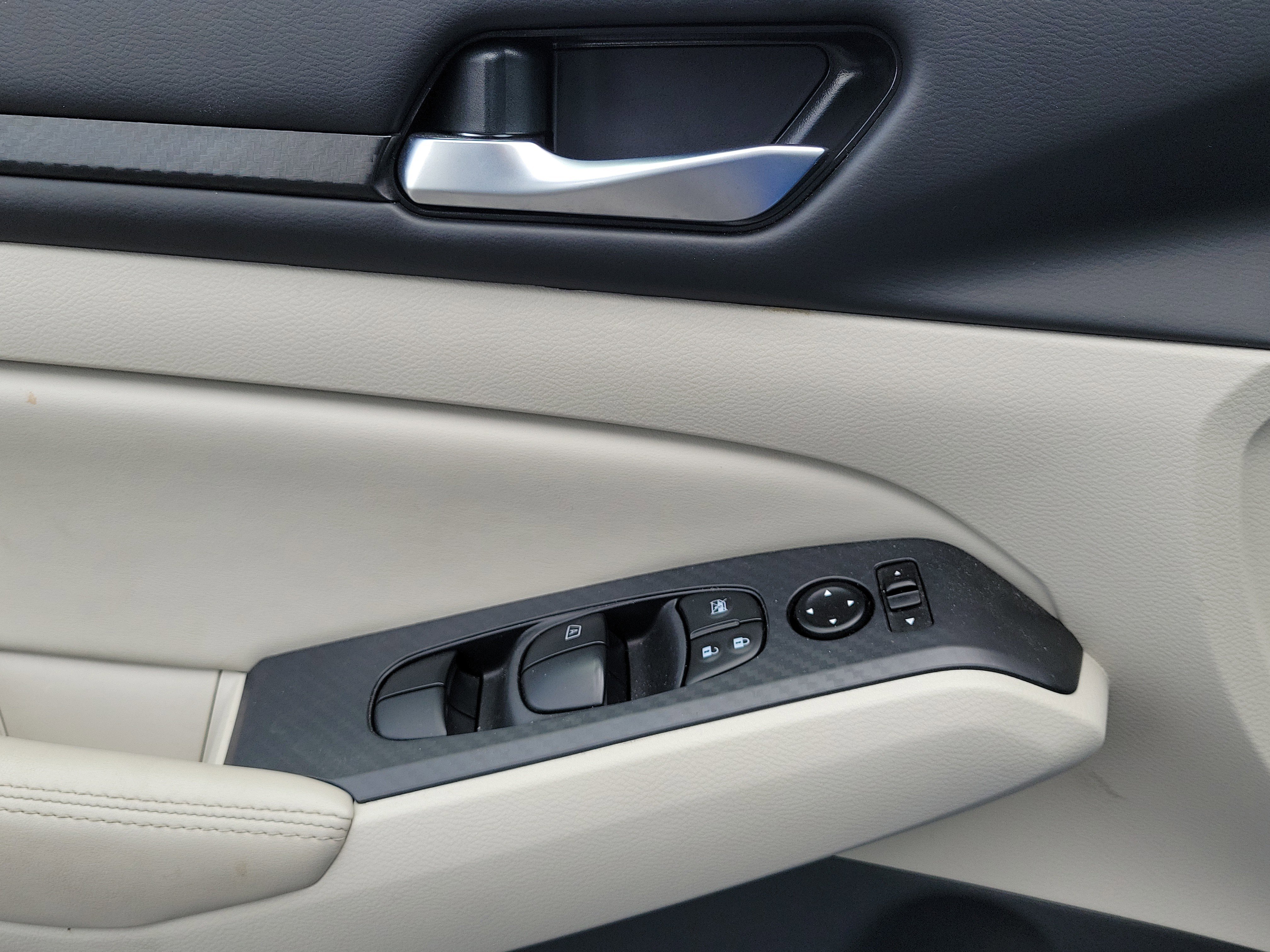 Used 2025 Bluestone Pearl Nissan SV image 11