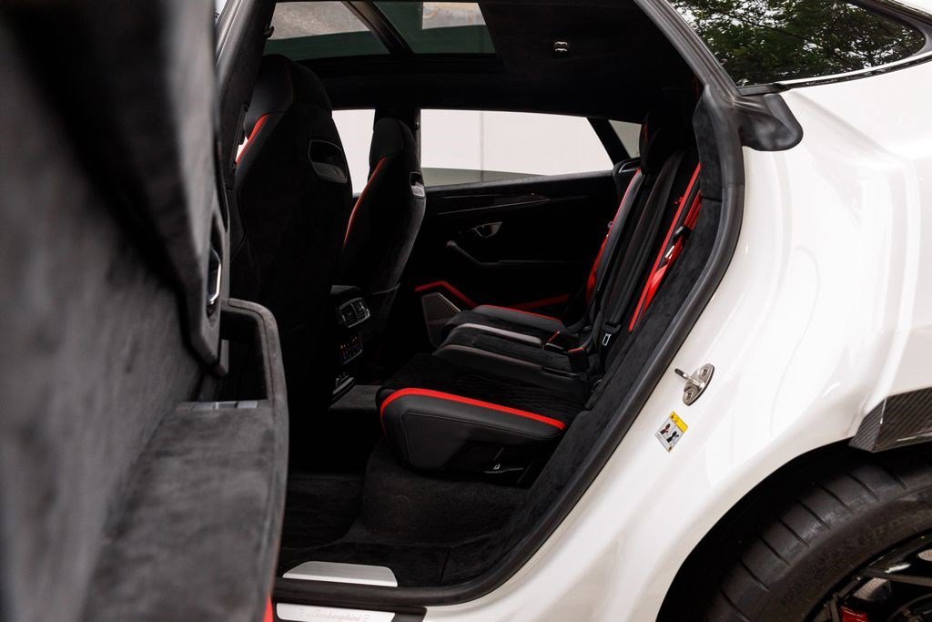 Used 2024 White Lamborghini Performante image 21