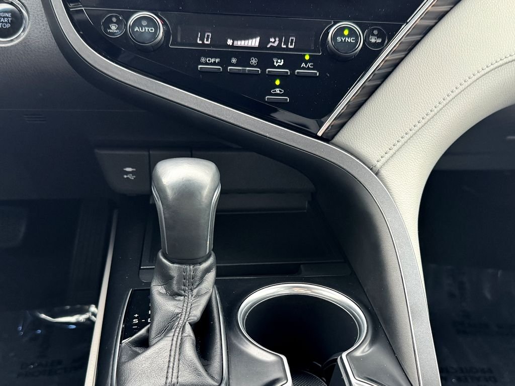 Used 2018 Silver Toyota XLE image 32