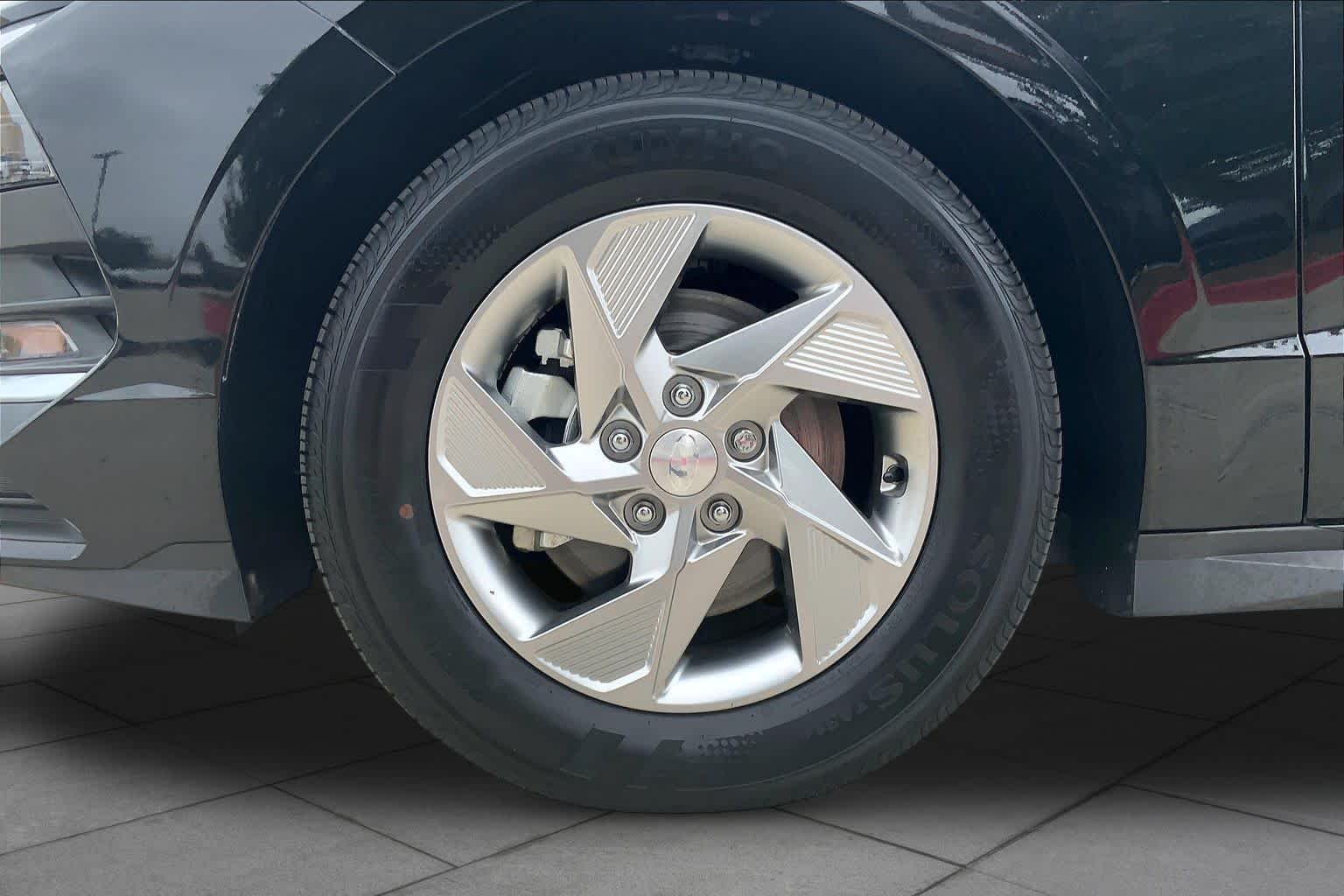 Used 2025 Abyss Black Hyundai SE image 10