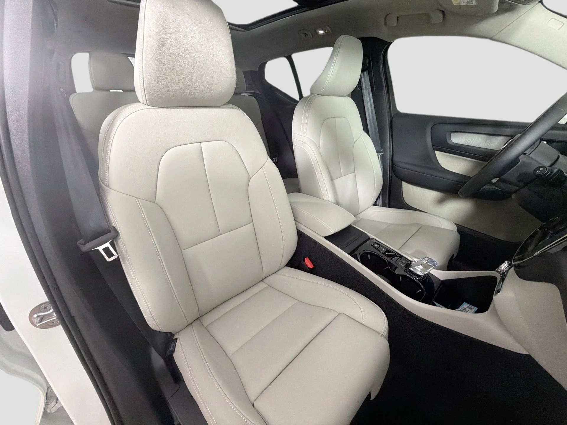 New 2026 Crystal White Volvo Plus image 26