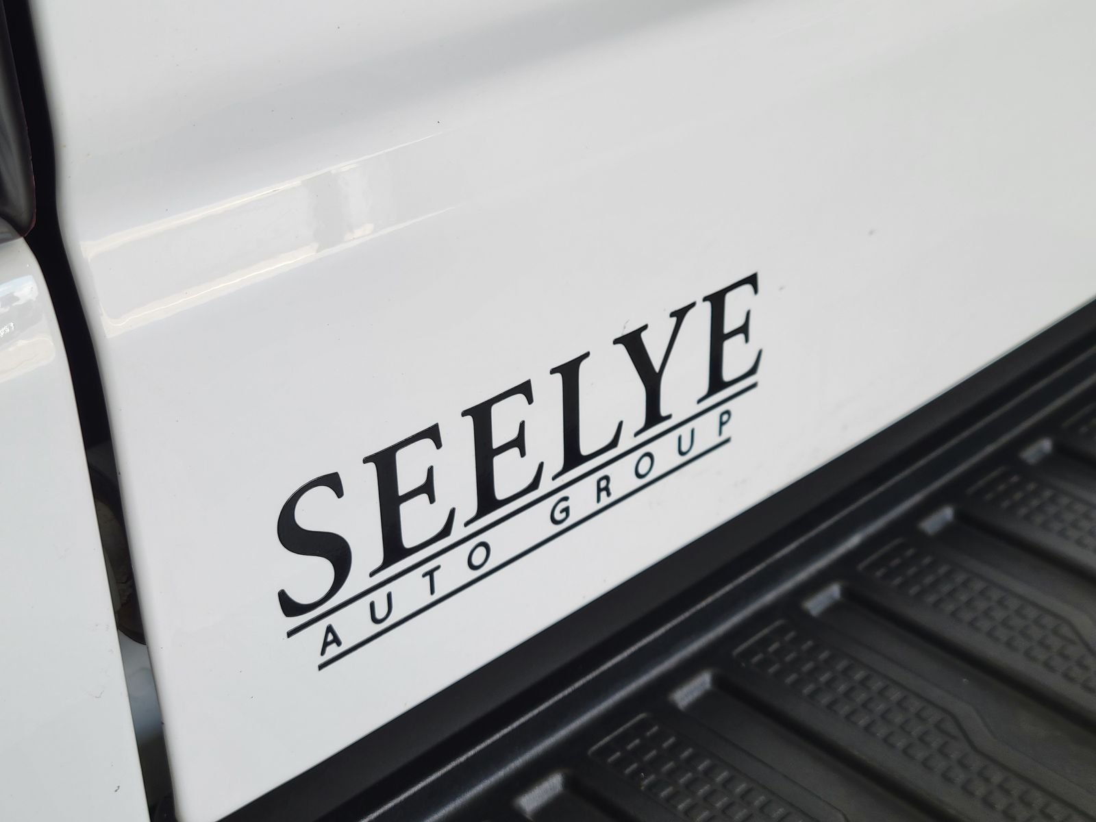 Used 2022 White GMC SLT image 31