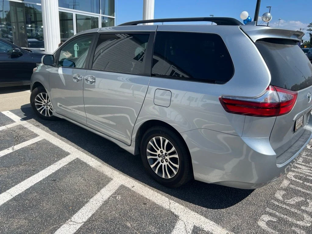 Used 2020 Silver Toyota XLE image 3