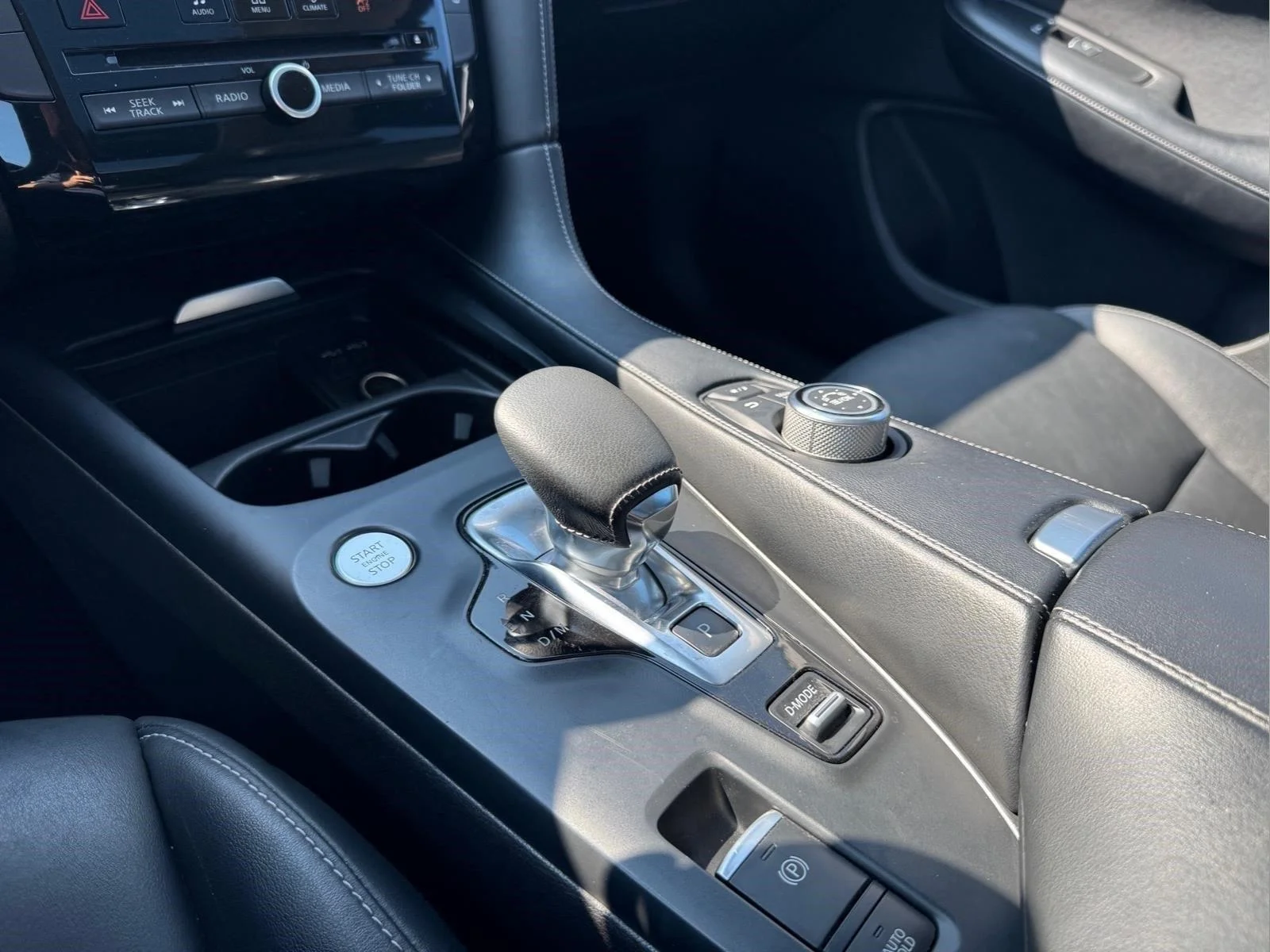 Used 2020 Majestic White INFINITI LUXE image 24