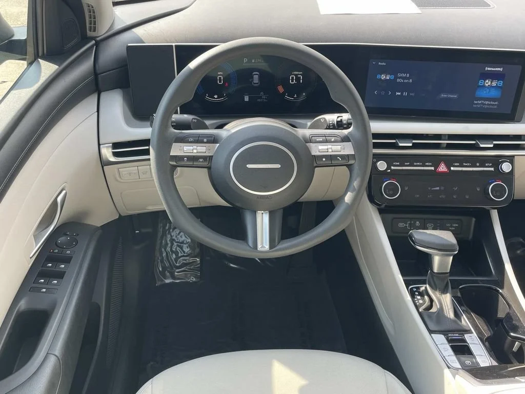 Used 2025  Hyundai SEL image 11