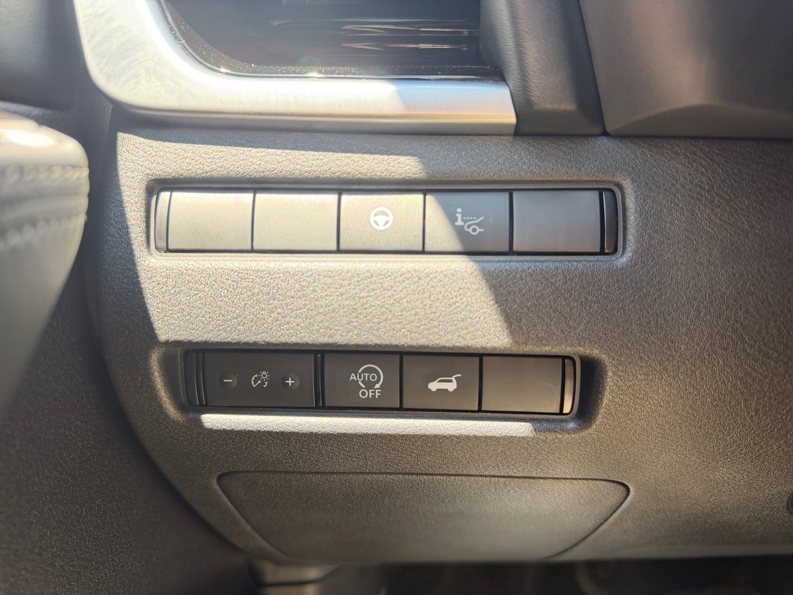 Used 2025 Super Black Nissan SL image 17