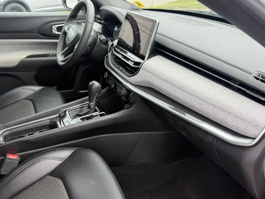 Used 2024 White Jeep Latitude image 44