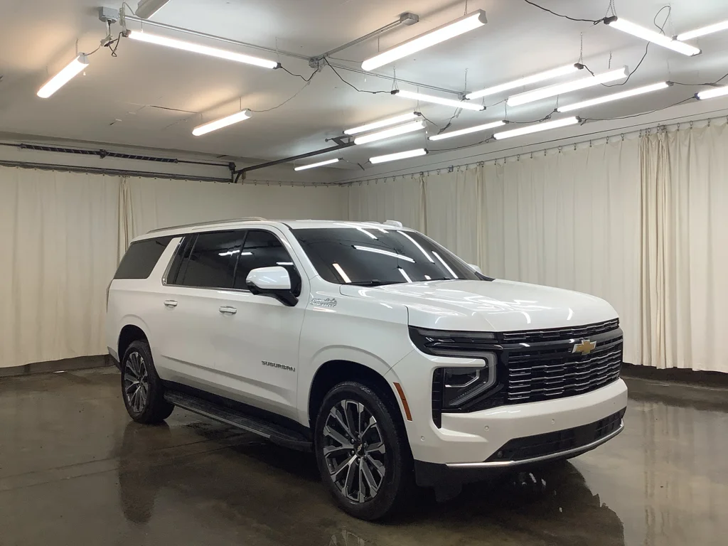 Used 2025 IRIDESCENT PEARL TRICOAT Chevrolet High Country image 4