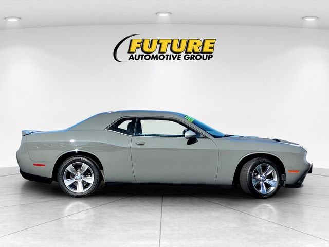 Used 2019 Gray Dodge SXT image 3