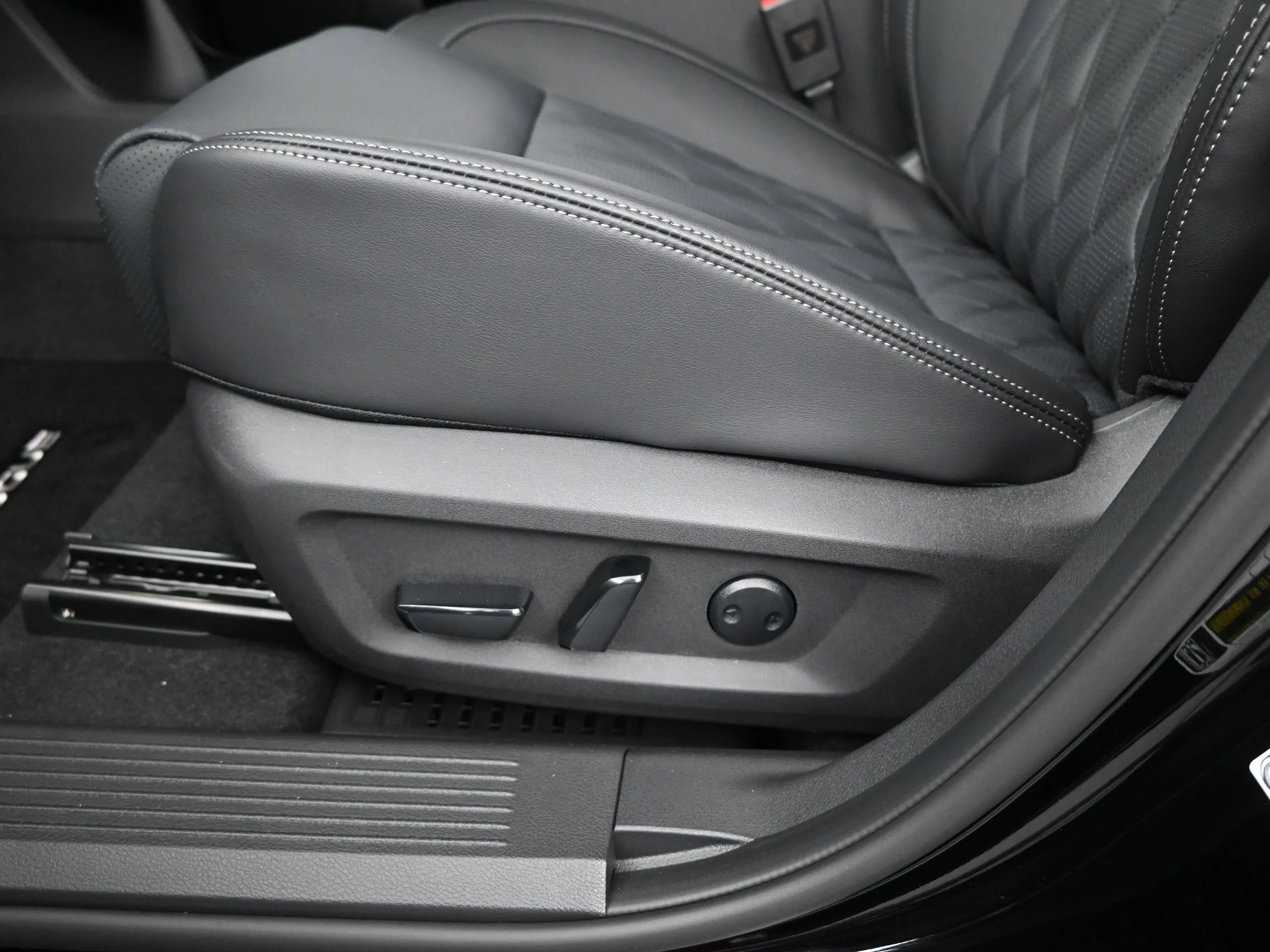 New 2026 Super Black Nissan Platinum image 10